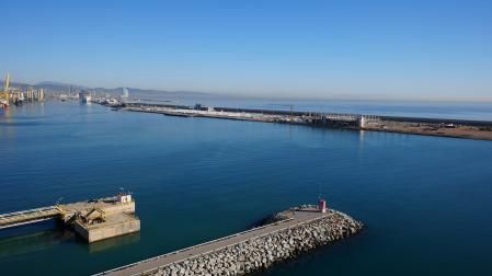 La futura terminal de MSC en el muelle Adosado,  actualmente en construcción, será la primera de cruceros equipada con un OPS, gracias a la galería submarina de servicios que conectará los muelles de la Energía y Adosado