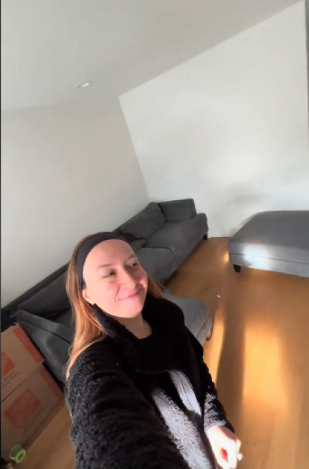 Jackie muestra el famosos sofá que devolvió