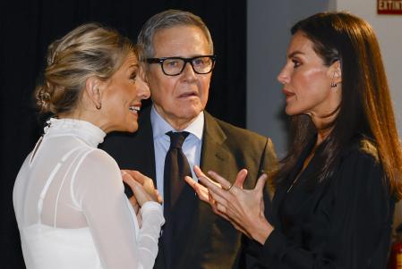 La reina Letizia  conversa con el presidente de la Asociación Española Contra el Cáncer (AECC) Ramón Reyes , y vicepresidenta y ministra de Trabajo Yolanda Díaz  durante el acto institucional por el Día Mundial contra el Cáncer, este jueves, en Madrid.