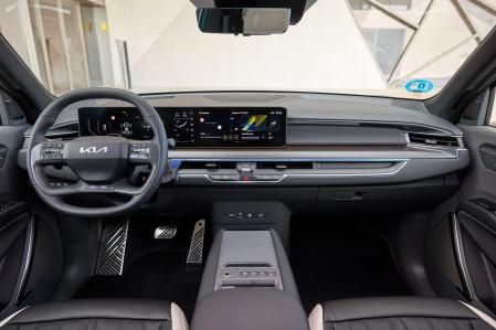 El Kia EV9 monta una triple pantalla táctil, con un display más pequeño para el climatizador, situado entre el cuadro de instrumentos y el sistema multimedia 