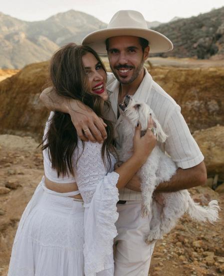 La 'influencer' Miriam Alegría, junto a su marido y su perro Mojito