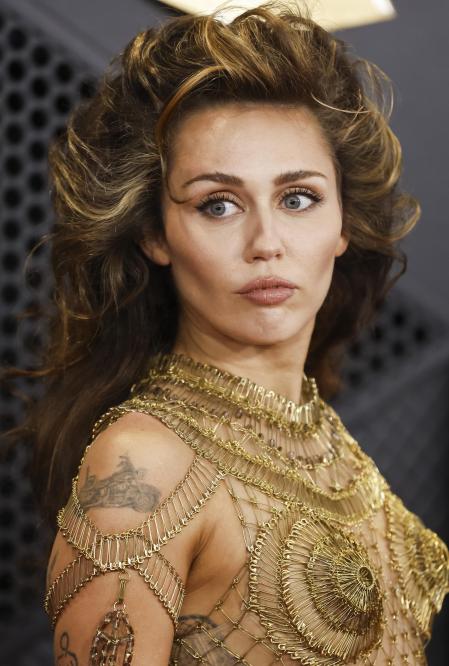 Miley Cyrus en la alfombra roja de los premios Grammy