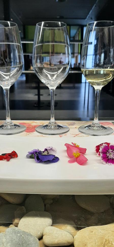 La imaginación no tiene límites, y las flores son el hilo conductor de un maridaje perfecto