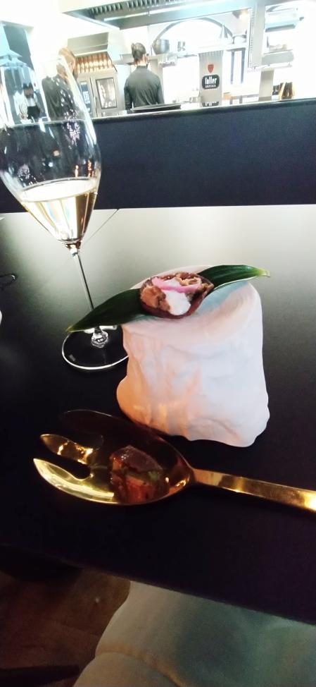 Las tapas gastronómicas del restaurante Taller que cuenta con una estrella Michelin, se sirven acompañadas del vino Arzuaga