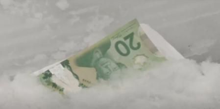 Encontró un envoltorio con dinero en la nieve