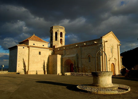 Plaza de la iglesia en el que se encuentra un pozo también de la época románica.