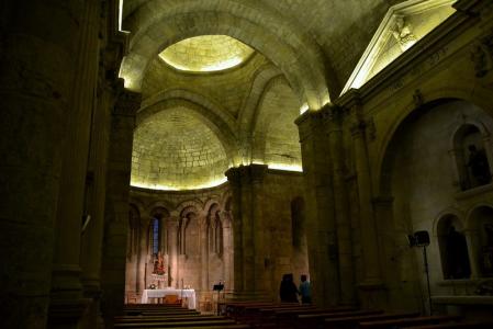 Interior de la iglesia en el fondo detrás del altar se puede apreciar el ábside que es idéntico en el interior como su parte exterior.