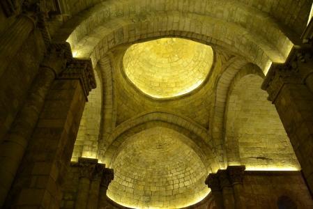 En el crucero se alzó en época románica un pequeño cimborrio mediante pechinas que rematan en cúpula semiesférica. Siglos después en el XVI se elevó encima un campanario octogonal clasicista.