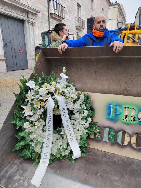 Corona de flores, con la que el sector primario quiere evidenciar su muerte.