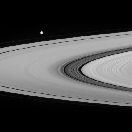 Mimas parece flotar sobre los principales anillos de Saturno en esta imagen tomada por Cassini en 2007