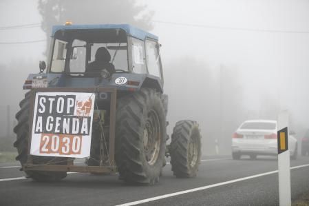 Agricultores circulan por la carretera N-547 dirección Lugo este martes.