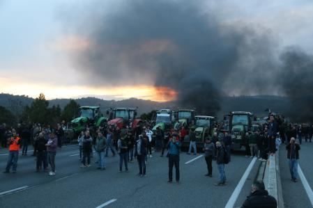 Tractores, agricultores y ganaderos cortando el tráfico en la AP-7 a la altura de Medinyà.