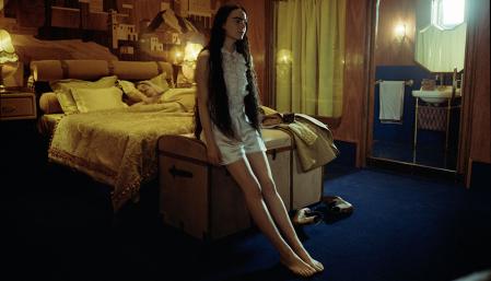 Emma Stone y Mark Ruffalo en una imagen de 'Pobres criaturas'