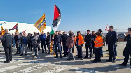 La plantilla de Archroma El Prat protestando este miércoles