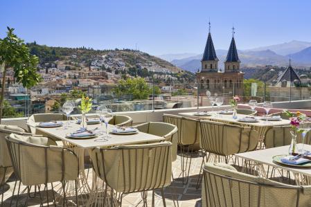 Terraza del Barceló Carmen Granada con vistas a la Alhambra