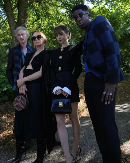 Emily Cooper (Lily Collins) junto a sus compañeros en la tercera temporada de 'Emily en París'