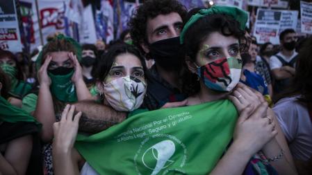Manifestantes a favor del aborto observan  en una pantalla gigante, mientras los diputados votan un proyecto de ley para legalizar el aborto, el 11 de diciembre de 2020 en Buenos Aires, Argentina.