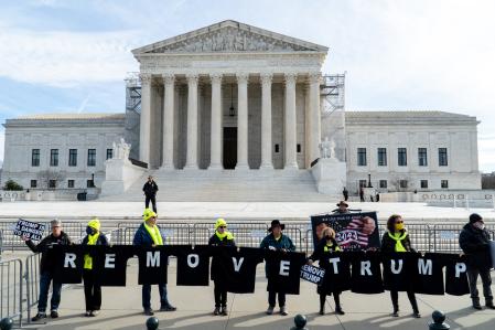 Un centenar de personas se ha manifestado al exterior de la corte en Washington