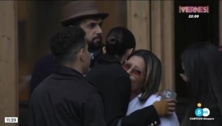 El abrazo entre la madre de Alves y Joana Sanz