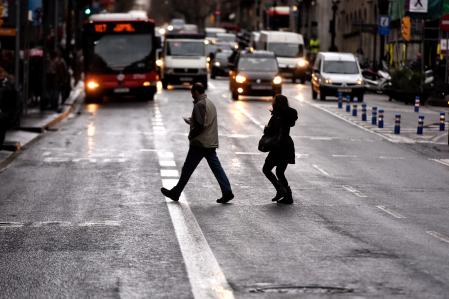 FOTO ALEX GARCIA INFRACCIONES COMETIDAS POR PEATONES QUE CRUZAN EN ROJO O FUERA DE LOS PASOS DE ZEBRA. ATROPELLOS PEATONES. EN LA FOTO LA VIA LAIETANA 2017/01/20