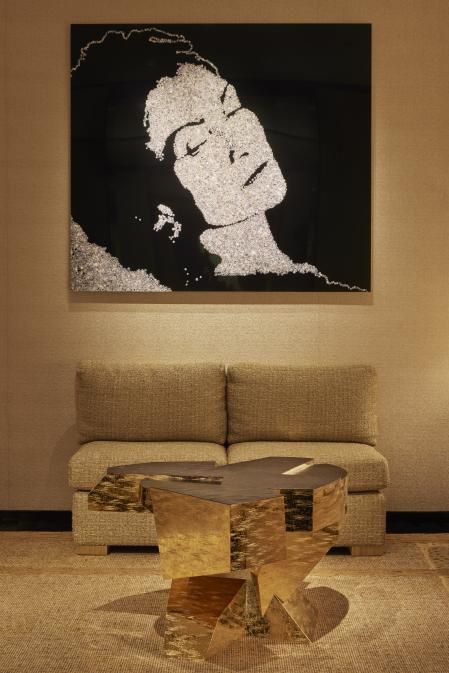 El espacio, con interiorismo de Peter Marino, es un homenaje absoluto y rotundo a Gabrielle Chanel