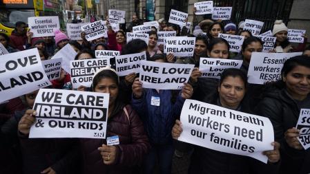 En las marchas proinmigración, los mensajes son “Amamos a Irlanda”, “Tenemos derecho a ganarnos la vida” o “Solo queremos lo mejor para  nuestros hijos y nuestras familias”. El año pasado solicitaron asilo  14.000 personas, pero muchos duermen en tiendas de campaña en la calle por la falta de establecimientos donde darles albergue