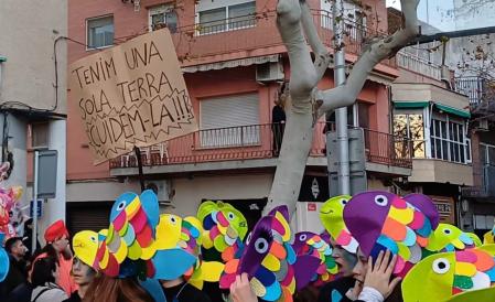 Rúa de Carnaval en Gavà con mensaje ecológico.