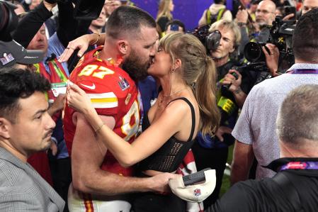 Taylor Swift besa a Travis Kelce tras ganar la Super Bowl