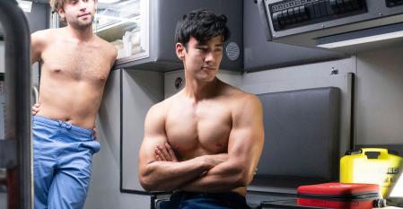 Alex Landi como Nico Kim, el ex de Schmitt (Jake Borelli, también en la foto).