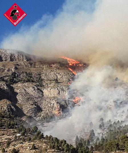 Imagen del incendio declarado en Sella (Alicante).
