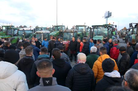 Los payeses escuchan las instrucciones para la nueva jornada de movilizaciones de este lunes