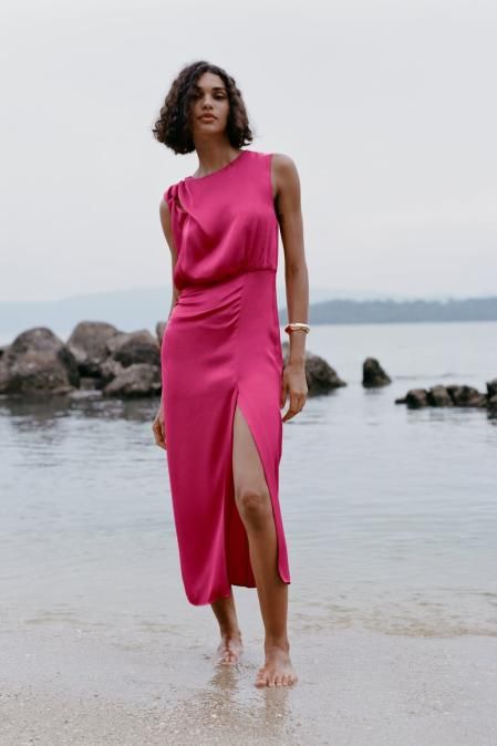 Vestido satinado con nudo en el hombro (39,95 euros)