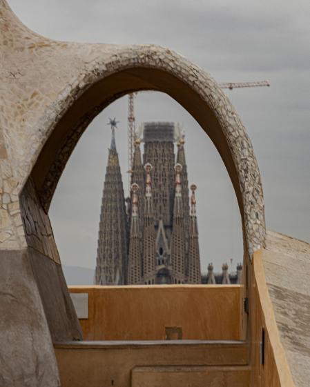 Vista de la Sagrada Família desde el arco de la azotea de la Pedrera.