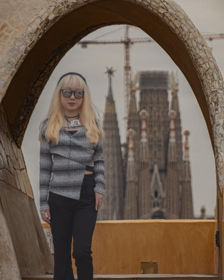 Vista de la Sagrada Família desde el arco de la azotea de la Pedrera.