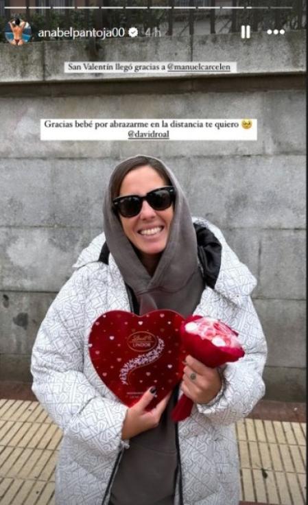 Anabel Pantoja enseña su regalo de San Valentín