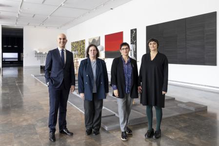 Las comisarias de la muestra junto a los representantes del Banc de Sabadell