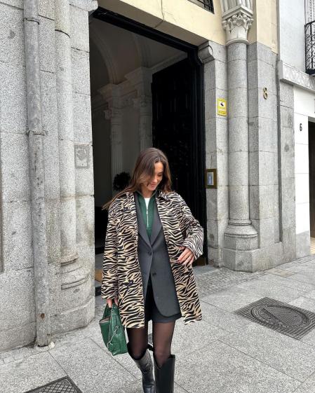 María Pombo con la gabardina corta de Longchamp