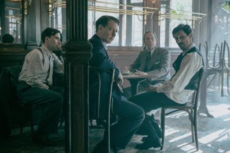 De izquierda a derecha, Thomas Poitevin, Ben Mendelsohn, John Malkovich y David Kammenos, en un fotograma de la serie