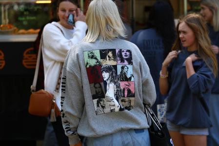 Melbourne (Australia), 15/02/2024.- People line up to purchase 'Taylor Swift: The Eras Tour' merchandise at the Melbourne Cricket Ground in Melbourne, Australia 15 February 2024. Last-minute tickets for all of Taylor Swift's Melbourne and Sydney shows will go on sale, with restricted viewing seats costing 65.90 dollars. EFE/EPA/CON CHRONIS AUSTRALIA AND NEW ZEALAND OUT