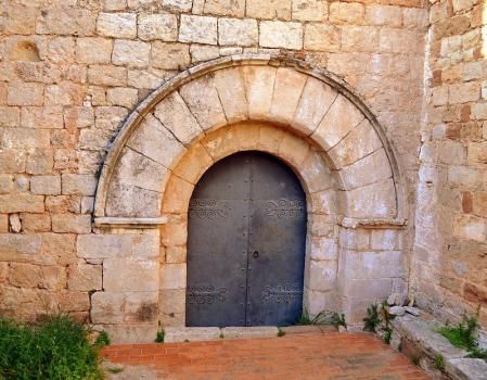 Puerta de entrada a la iglesia de Santa Maria.