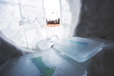 Todo en el Arctic Snow Hotel, incluso muebles y ventanas, está fabricado con hielo