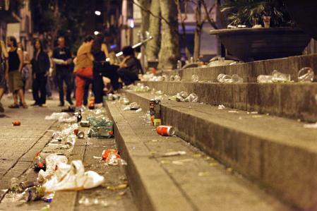 BARCELONA 18 08 2010 . FIESTAS DE GRACIA .EN LA FOTO LOS ESCALONES DE LA PLAZA DEL SOL CON LOS RESTOS DE LA FIESTA. FOTOGRAFO MAITE CRUZ
