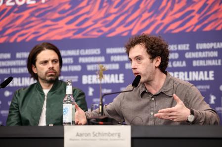 Sebastian Stan junto al director del filme