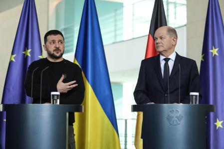 Berlin (Germany), 16/02/2024.- German Chancellor Olaf Scholz (R) and Ukraine's President Volodymyr Zelensky (L) attend a press conference at the German Chancellery building during Zelensky'Äôs visit to Berlin, Germany, 16 February 2024. (Alemania, Ucrania) Berlin (Germany), 16/02/2024.- German Chancellor Olaf Scholz (R) and Ukraine's President Volodymyr Zelensky (L) attend a press conference at the German Chancellery building during Zelensky'Äôs visit to Berlin, Germany, 16 February 2024. (Alemania, Ucrania)