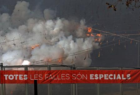La pirotecnia Dragón ha sido la encargada del disparo de la mascletá de hoy de las Fallas 2020 utilizando más de 100 kilos de pólvora