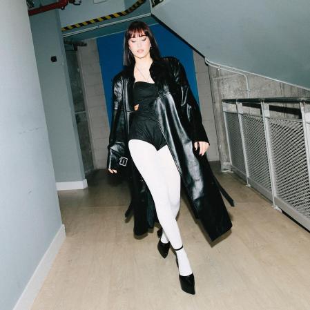 Aitana luce las medias blancas tendencia de este año