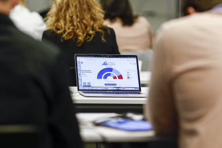 MADRID, 18/02/2024.- Periodistas siguen la noche electoral gallega desde la sede nacional del PP, sita en la calle Génova de Madrid, donde el líder del PP, Alberto Núñez Feijóo, aguarda rodeado de su cúpula al completo, que el resultado electoral de Galicia confirme que Alfonso Rueda retiene el Gobierno de la Xunta, como predicen todas las encuestas. EFE/ Rodrigo Jiménez