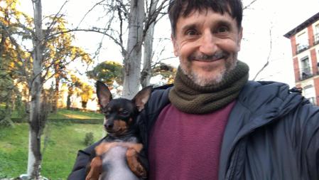El actor de 'La que se avecina', Carlos Chamarro, con su perro Denzel en brazos