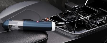 El asspirador de mano Minthouz se puede cargar en el coche con un cable USE incluido.