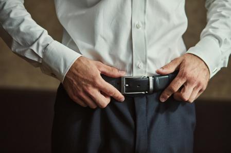 Un hombre con un pantalón de traje y camisa.